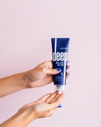 Mulher a colocar pomada deep blue da doTERRA na mão