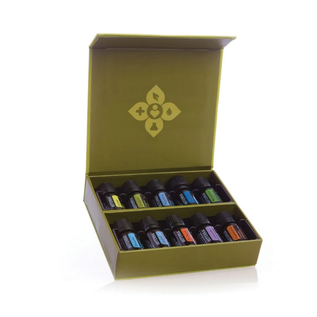 Kit Família da doTERRA com 10 óleos essenciais em frascos de 5 ml sobre fundo branco